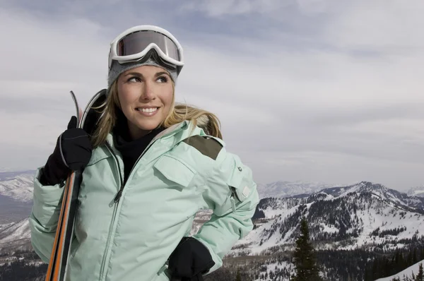 Vrouwelijke skiër houden Ski 's — Stockfoto