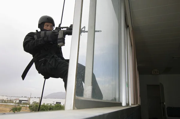 SWAT Team Officer Rappelling And Aiming Gun — Stock Photo, Image