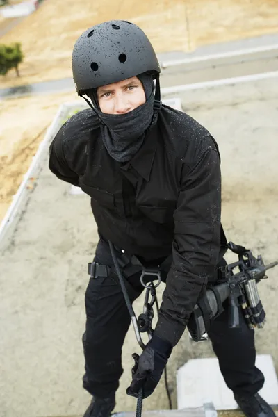 Oficial de equipe da SWAT rapel — Fotografia de Stock