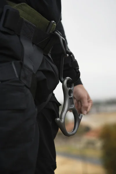 SWAT officier met carabiner — Stockfoto