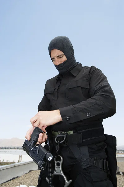 Swat team officer beim Laden der Pistole — Stockfoto