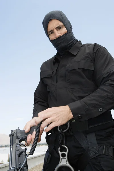 Oficial de equipe SWAT com pistola automática — Fotografia de Stock