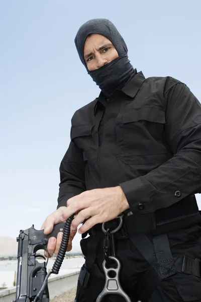 Swat Teamoffizier mit automatischer Pistole — Stockfoto