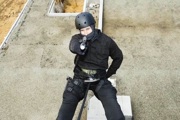 SWAT Team Officer Rappelling and Aiming Gun — Stock Photo, Image