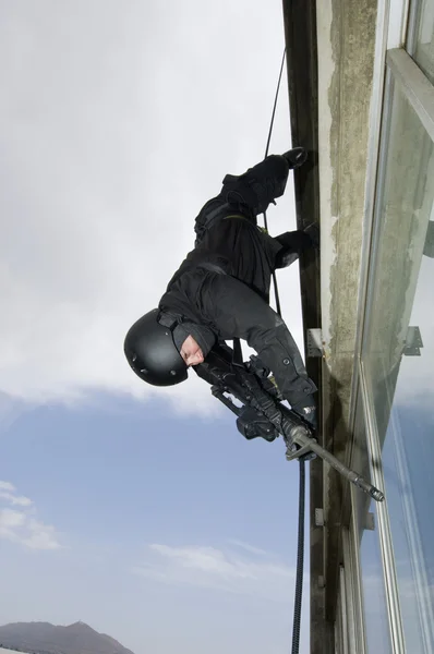 SWAT tým důstojník při slaňování zaměřená útočná puška — Stock fotografie