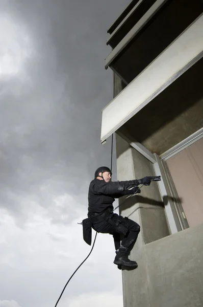 SWAT Team Officer Rappelling and Aiming Gun — Stock Photo, Image