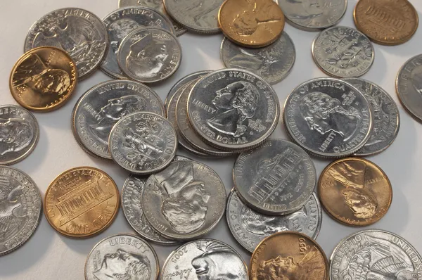 Münzen vor grauem Hintergrund — Stockfoto