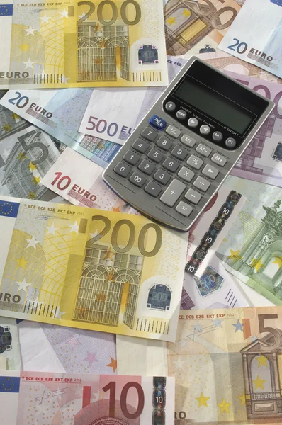 Taschenrechner auf Euro-Scheinen — Stockfoto