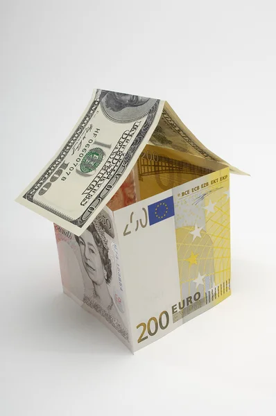 Casa feita de papel moeda — Fotografia de Stock