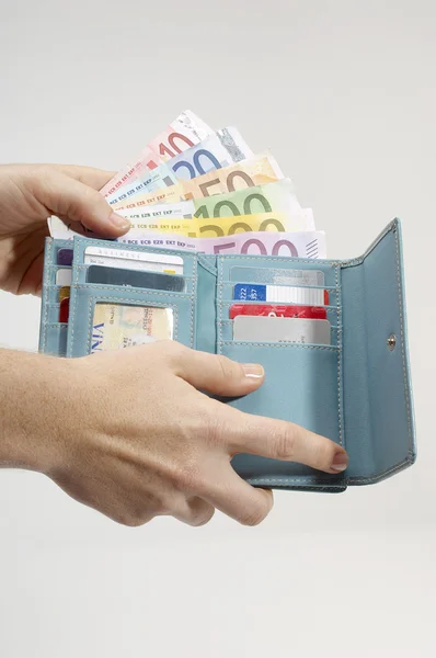 La mano de la mujer que quita los billetes de euro de la cartera — Foto de Stock