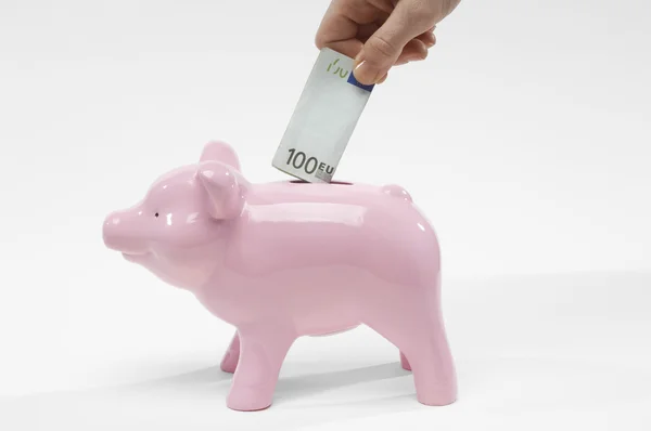 Mão Inserindo Euro Moeda Em Piggybank — Fotografia de Stock