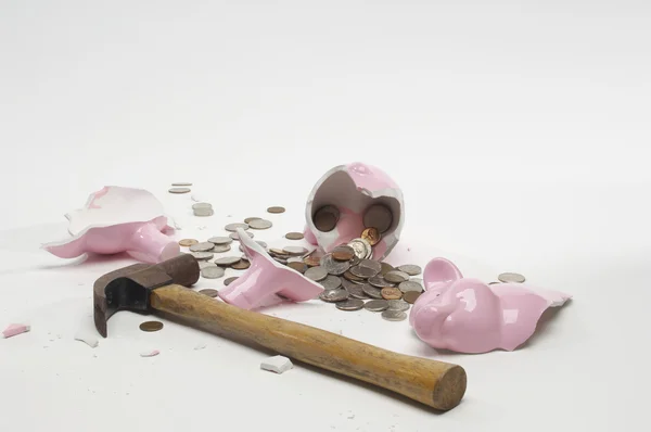 Piggybank quebrado com martelo e moedas — Fotografia de Stock