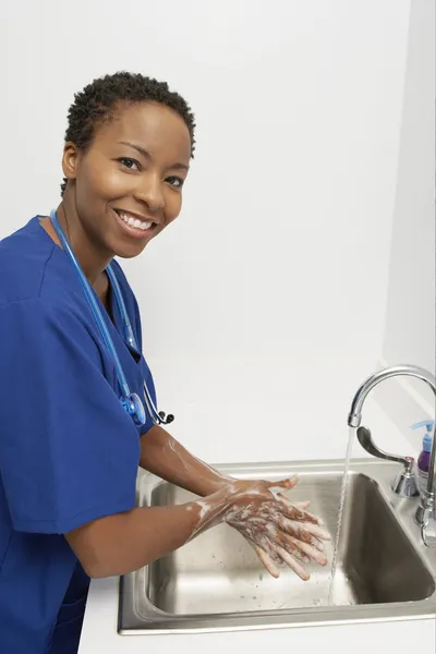 Šťastný lékař mytí rukou — Stock fotografie