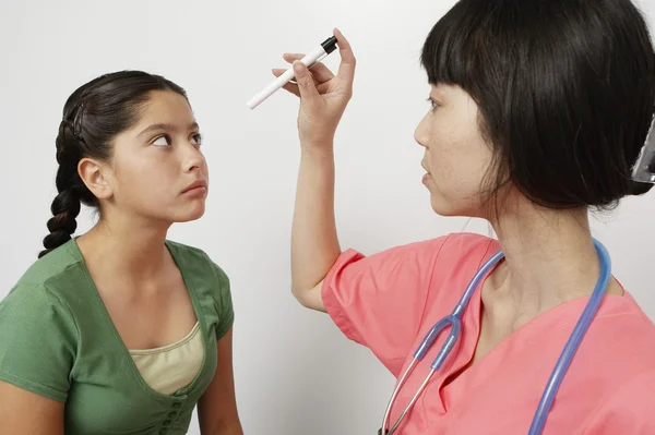 Médico examinando el ojo del paciente — Foto de Stock