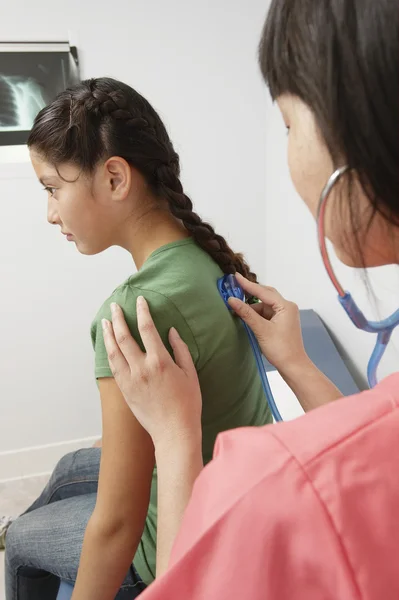 Médico Examinando Menina Usando Estetoscópio — Fotografia de Stock