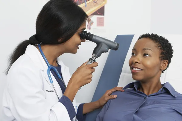 Olho médico verificando olho de mulher — Fotografia de Stock