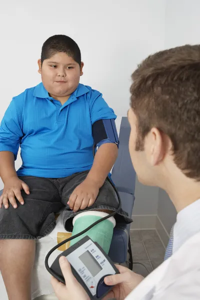 Menino tendo sua pressão arterial verificada — Fotografia de Stock