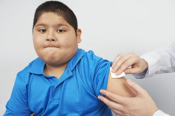 Desinfectar el brazo del niño — Foto de Stock