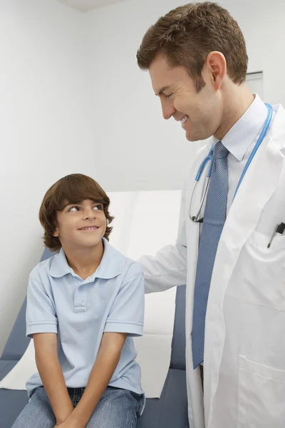 Lekarz i młody pacjent — Zdjęcie stockowe