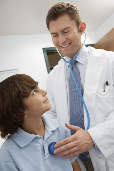 Amigável médico examinando menino — Fotografia de Stock