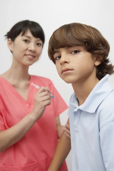 Médico inyectando la vacuna al paciente — Foto de Stock