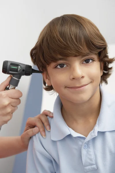 Junge lässt sich am Ohr untersuchen — Stockfoto