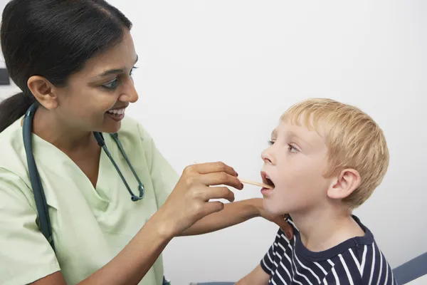 Läkare undersöker patienten hals — Stockfoto