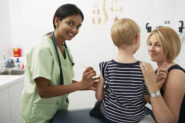 Anne Çocuk enjeksiyon almayı destekleyen — Stok fotoğraf