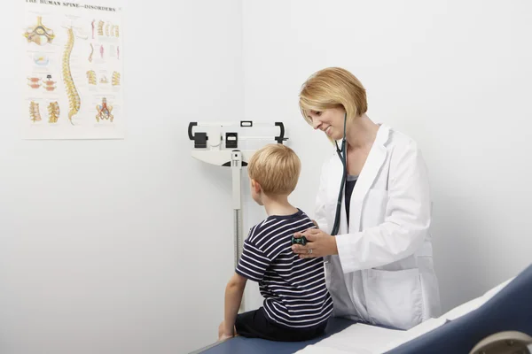 Lekarz badanie chłopiec — Zdjęcie stockowe