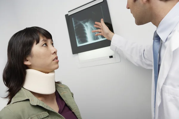 Doctor Explaining X-Ray Report To Patient — Stock Photo, Image