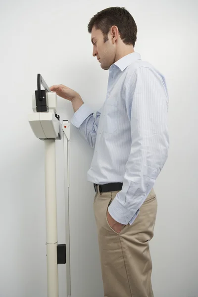 Man Measuring His Weight On Weighing Scale — Stock Photo, Image