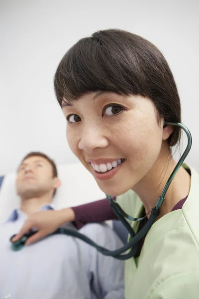 Arts die patiënt met stethoscoop onderzoekt — Stockfoto