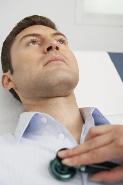 Médico de la mano examinando paciente con estetoscopio — Foto de Stock