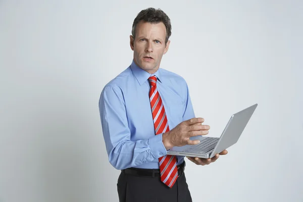 Homem de negócios usando laptop — Fotografia de Stock