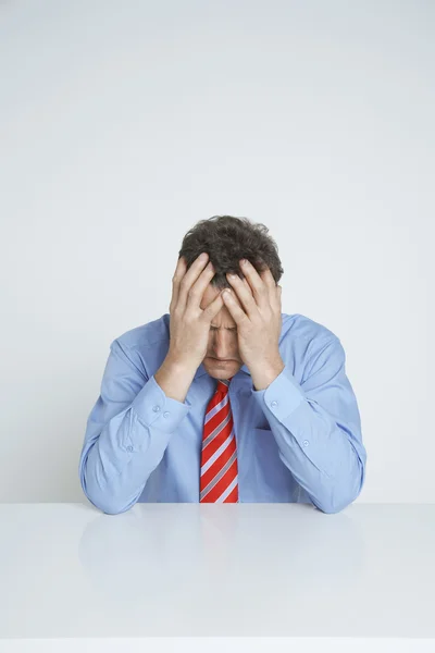 Frustrierter Geschäftsmann mit den Händen am Kopf — Stockfoto