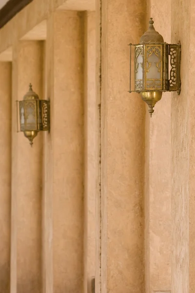 Détail du mur et des lanternes au musée Al Ain — Photo
