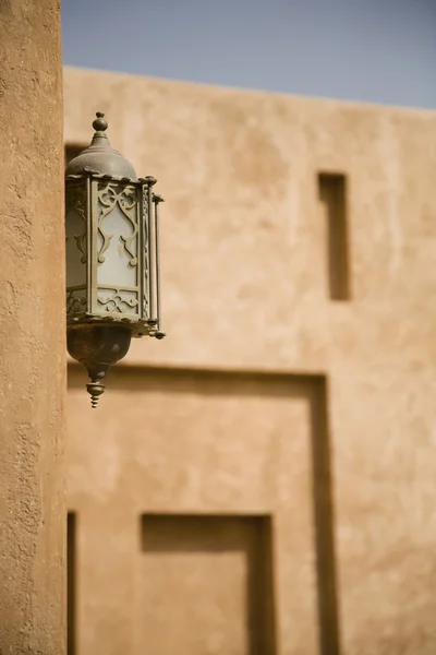 Украшенный фонарь на стене Музея Аль-Айн — стоковое фото