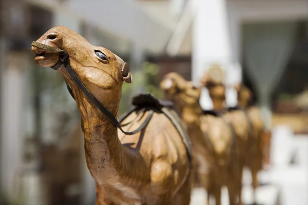 Деревянные резные верблюды на продажу — стоковое фото