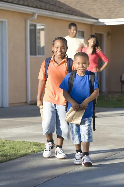 Eltern beobachten Kinder beim Verlassen des Hauses — Stockfoto