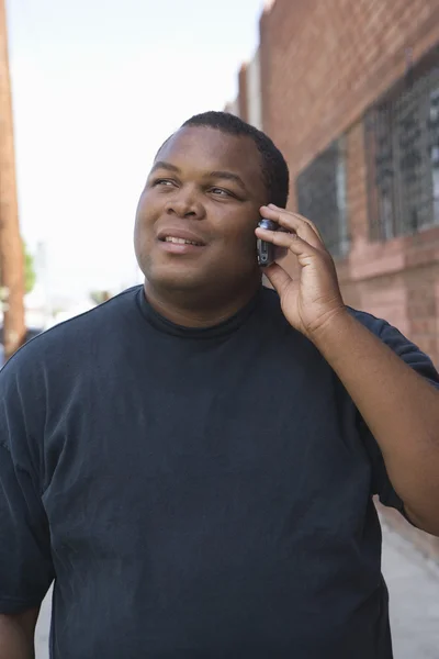 Jeune homme utilisant un téléphone portable — Photo