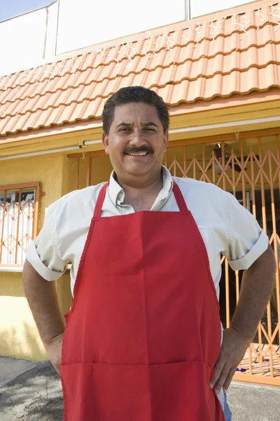 Besitzer steht vor Restaurant — Stockfoto