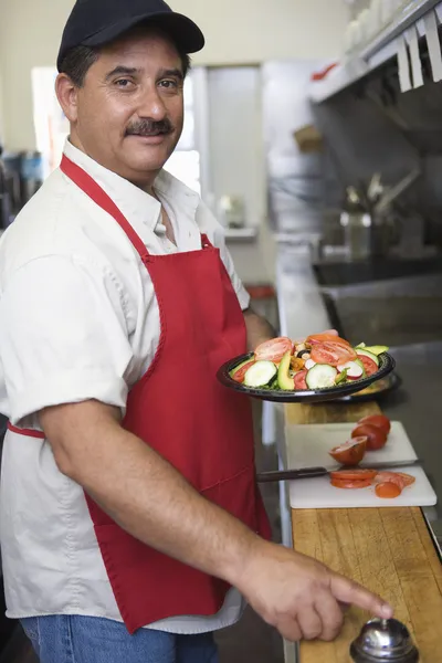 Latino hispânico homem servir comida — Fotografia de Stock