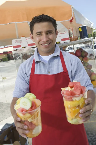 Hispanic Salesman in fruit snack bar — Stockfoto