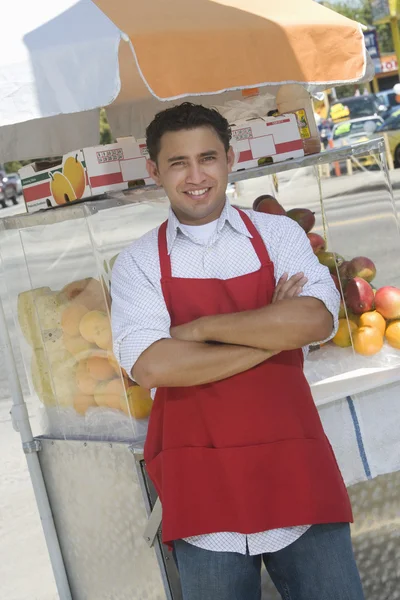 Hispanic Salesman over fruit snack bar — Stock Photo, Image