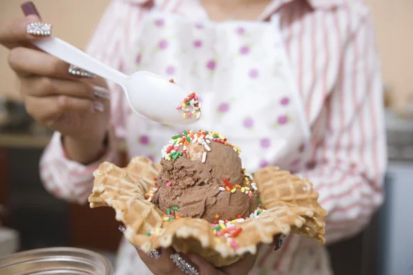 Female Preparing Chocolate Ice-Cream In Waffle — Stock Photo, Image