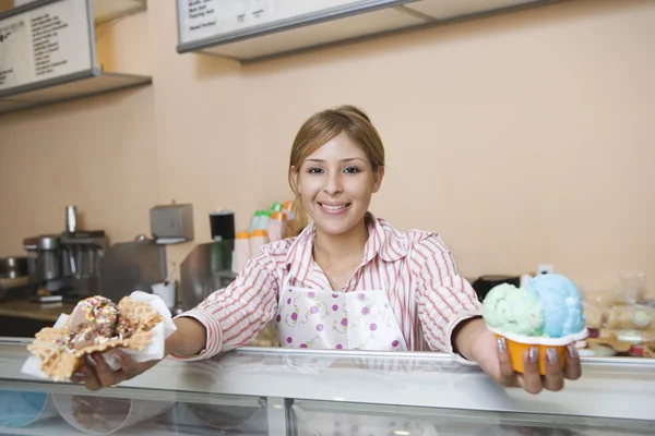 Feminino servindo sorvetes — Fotografia de Stock