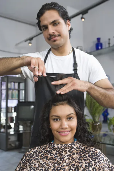 Barbeiro corte cabelo da mulher — Fotografia de Stock