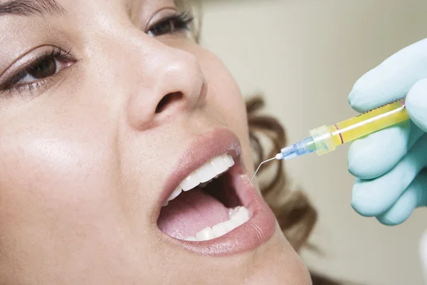 Dentista inspecionando os dentes do paciente — Fotografia de Stock