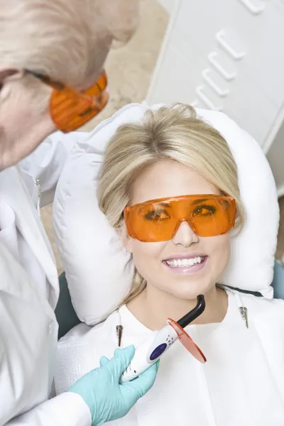Dentista che ispeziona i denti del paziente — Foto Stock