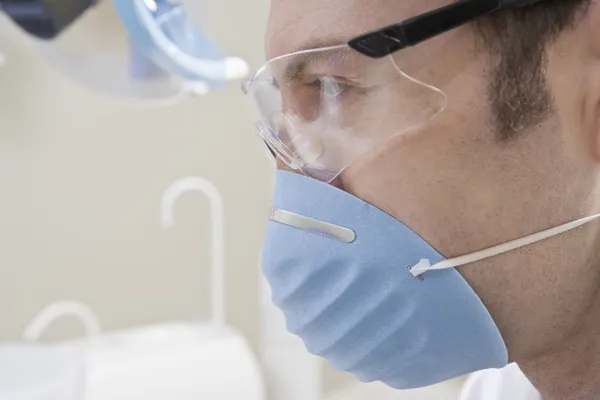 Dentista che indossa occhiali e maschera — Foto Stock